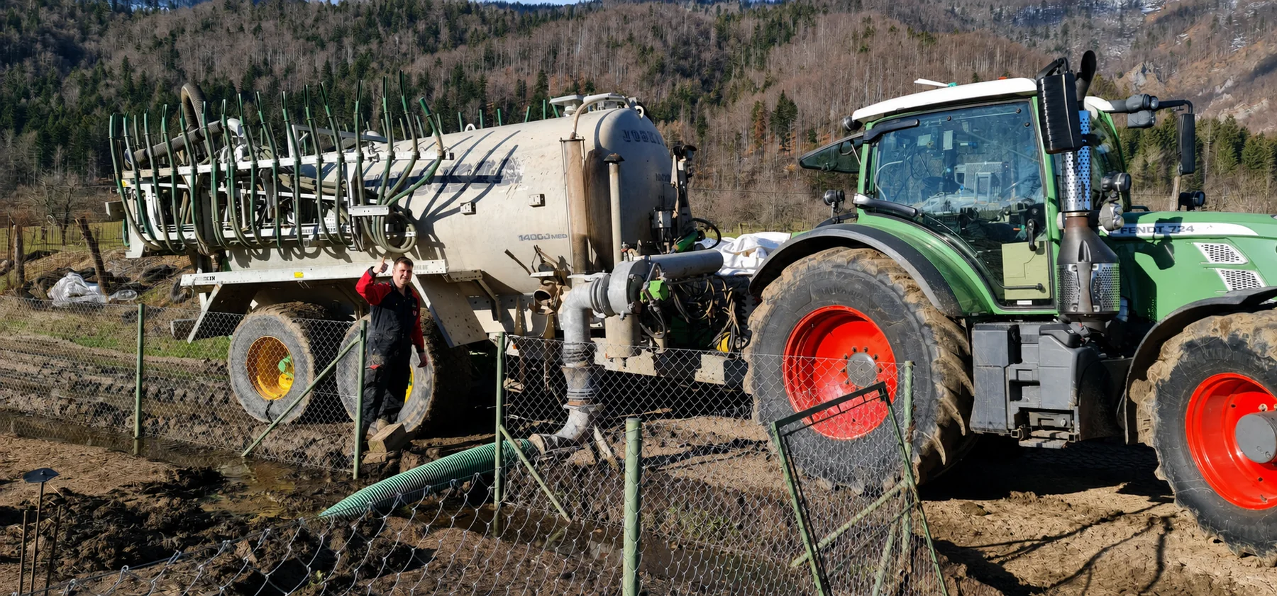 Traktor Fendt s cisterno pri izvajanju kmetijskih storitev