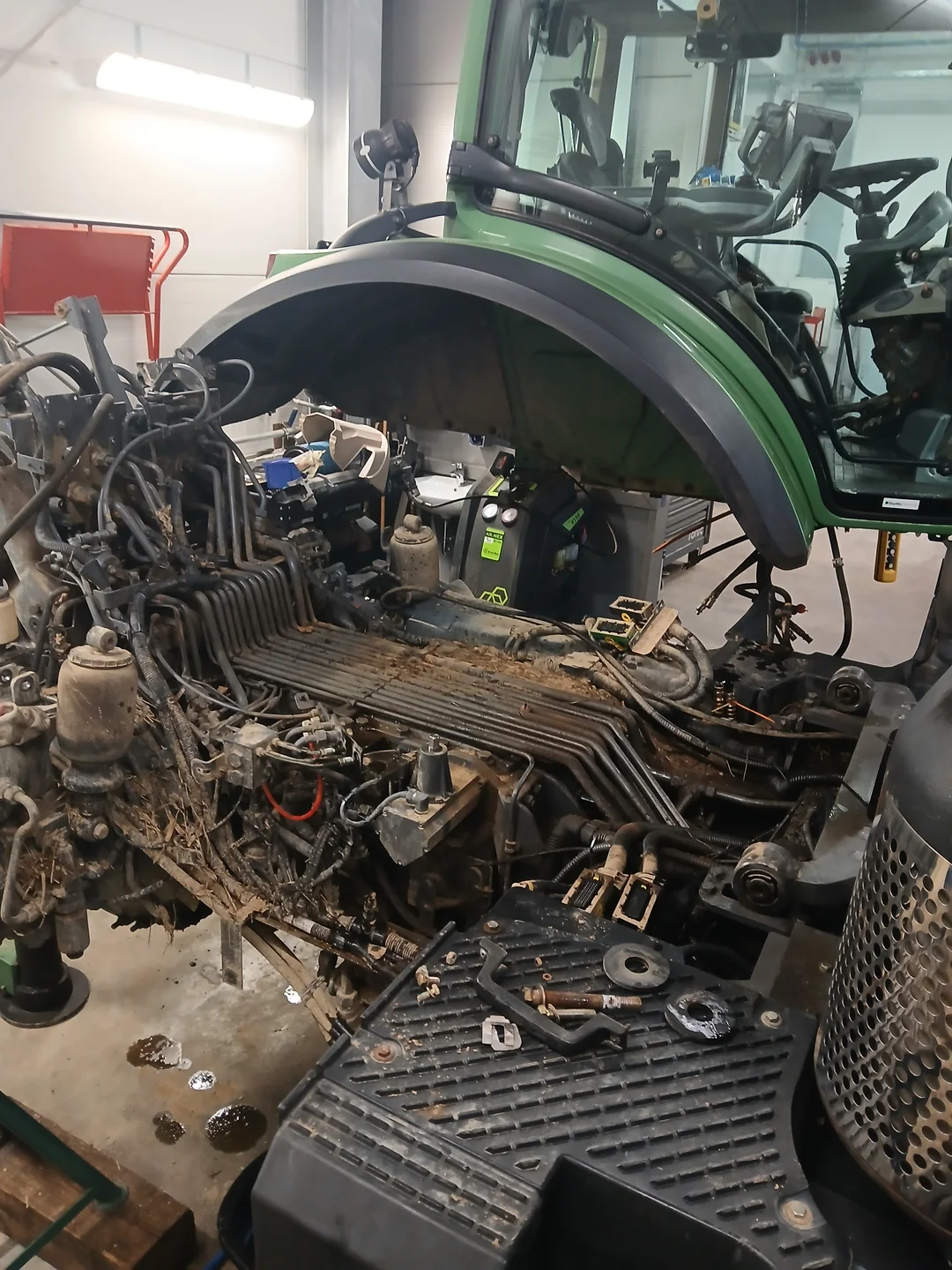 Servis traktorja Fendt v delavnici